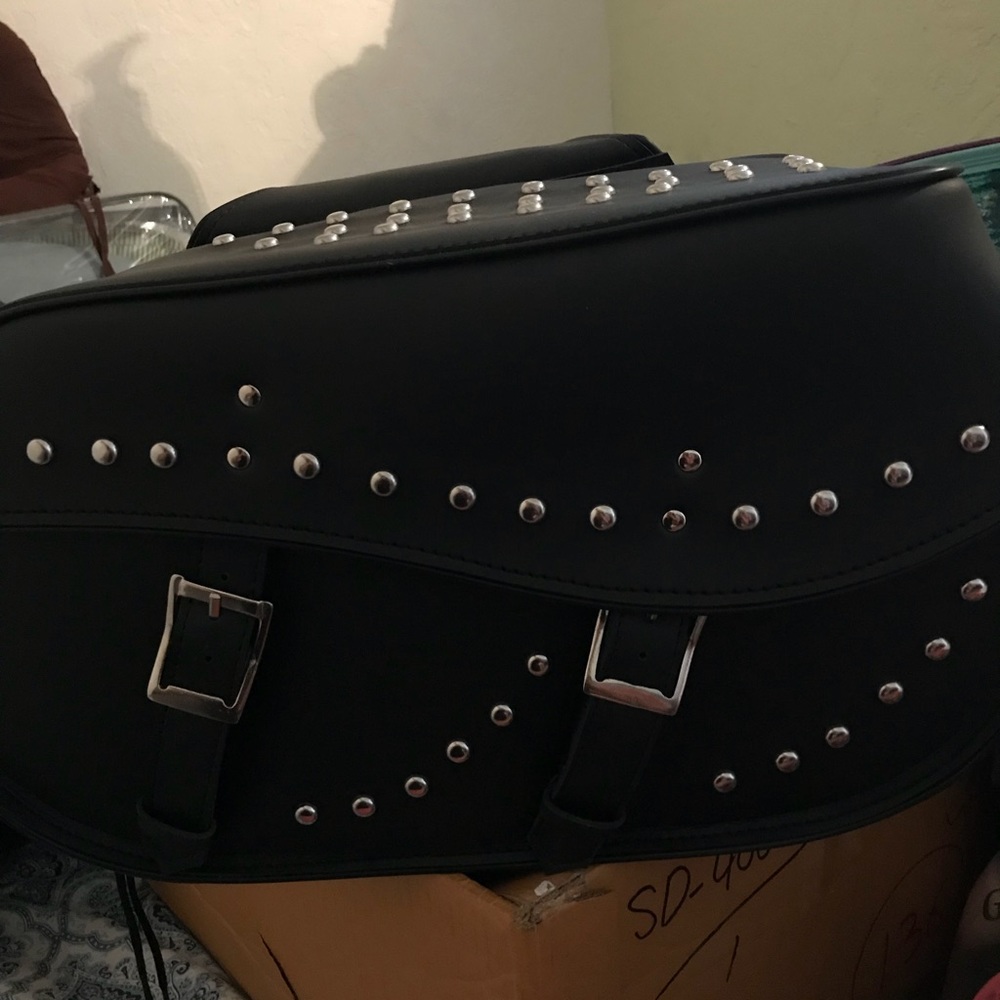 Motorcycle saddlebag